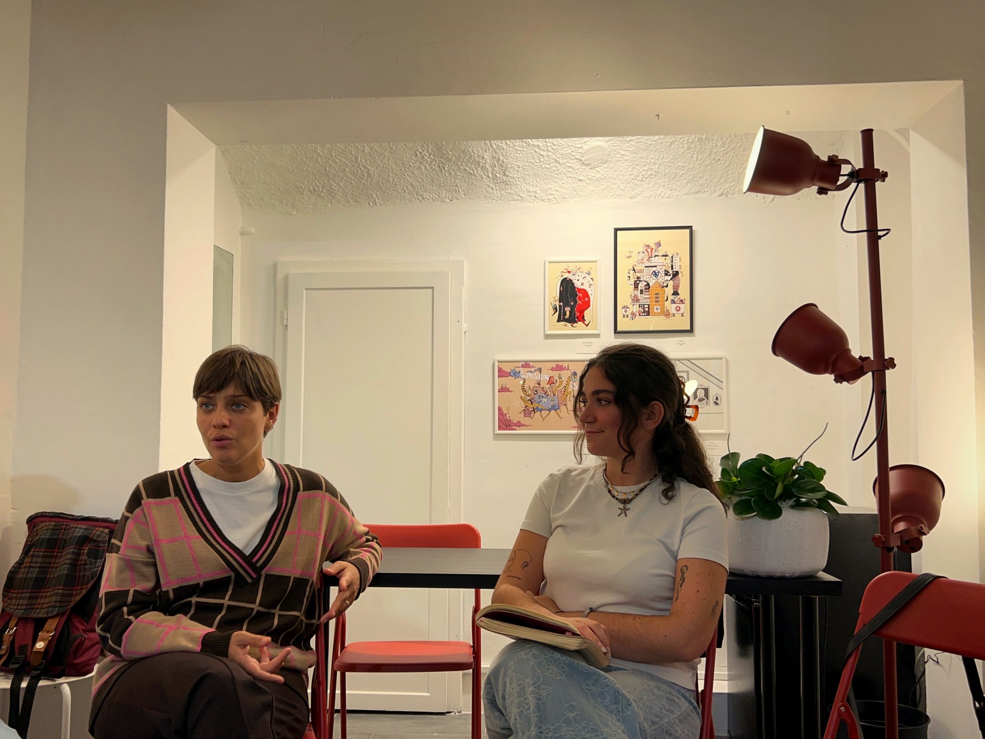 Sara e Marta nello spazio espositivo