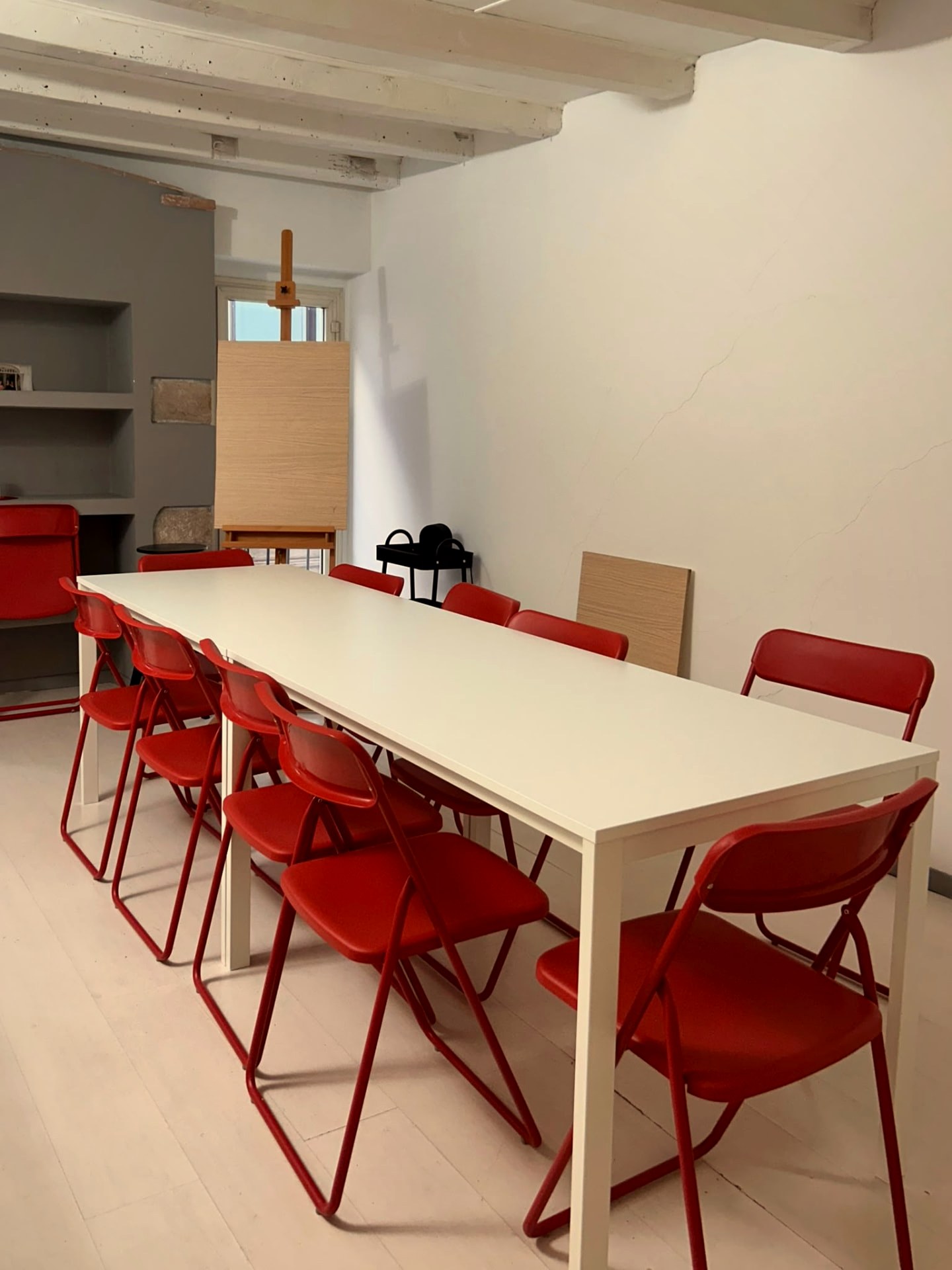 Il tavolo comune con le sedie rosse