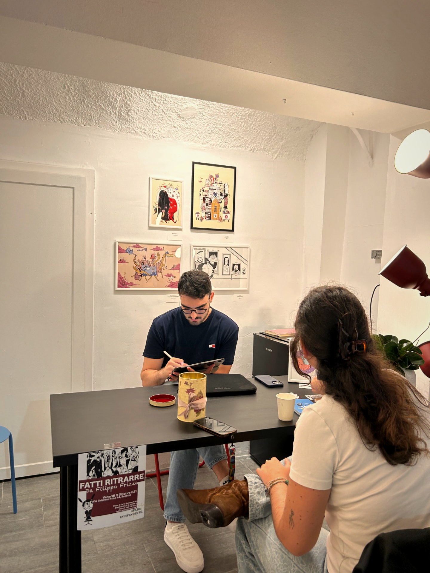 L’artista disegna al tavolo