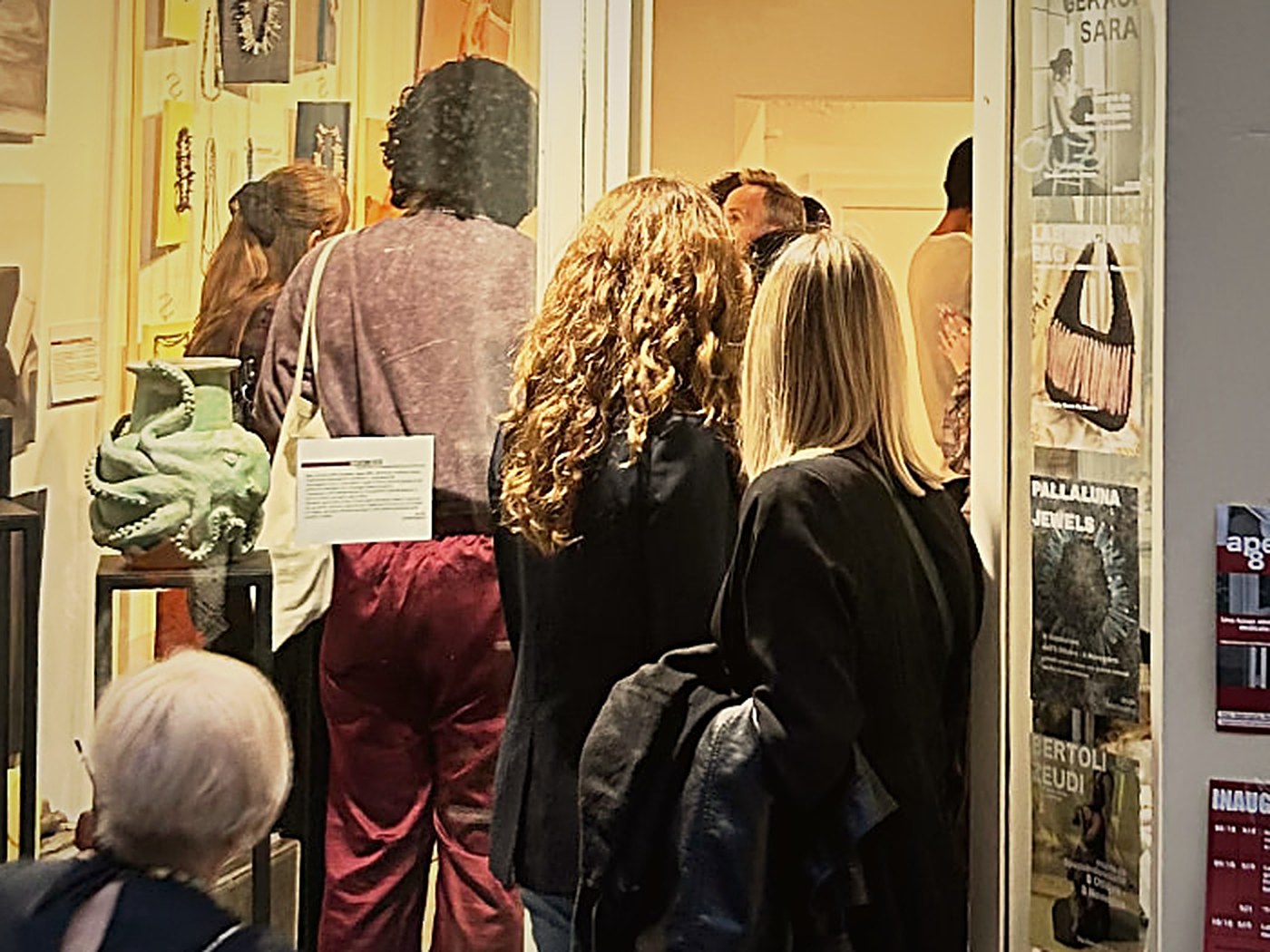 L’ingresso con i nomi degli artisti sulla porta